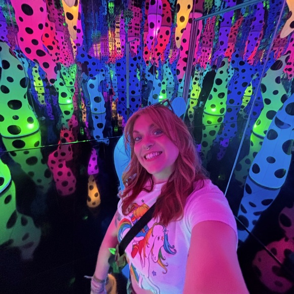 Meet your Posher, Allie! Live in Chicago and loving life. Love fashion! - Picture 1 of 1